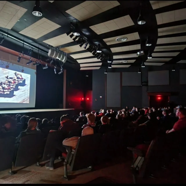 "Trust Me" film screening and filmmaker Q&A had a wonderful tour with @humanitiesmontana and  DemocracyProject.mt.  We're now gearing up for #NewsLiteracy and #CivicLearning weeks!  Get tickets or schedule "Trust Me" at your #high-school, #college, or #erg community: www.trustmedocumentary.com 
@imhotephs @beaconcharterschools @rchc_charterschool @taftcharter @schoolcounselor_confessions @sljournal @csc4kidsmontana